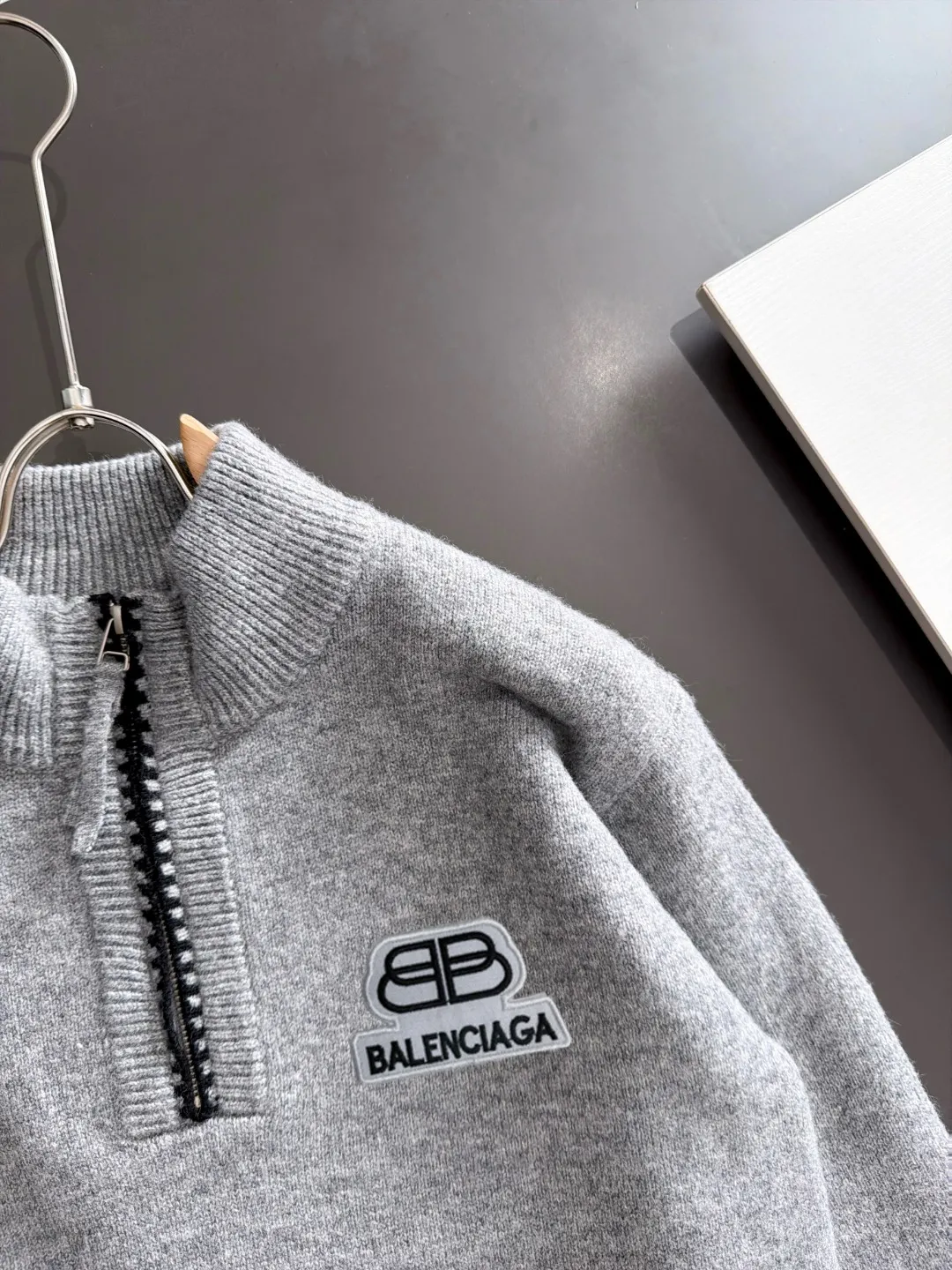 Next day shipping P195 Balenciaga high quality 2026 autumn and winter official website latest sweater, on sale at the same time at the counter Hot Sale! Specially made of wool blended fabric. It feels comfortable and can be directly in contact with the skin. The logo badge is exquisitely embroidered, which is extremely eye-catching! The details highlight the fashionable charm of big brands. Exquisite workmanship. Three-dimensional cutting style. The wearing effect is invincible and handsome! All three standards are complete! Sizes:M-3XL